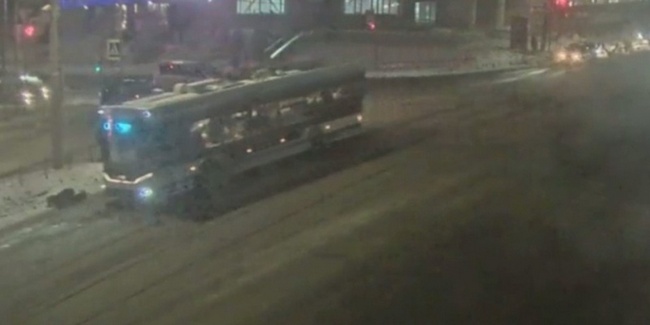 В центре Омска на регулируемом перекрёстке водитель троллейбуса сбил 11-летнего школьника