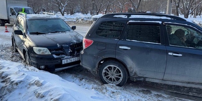 При незначительном столкновении автомобилей Mitsubishi и Subaru погиб водитель