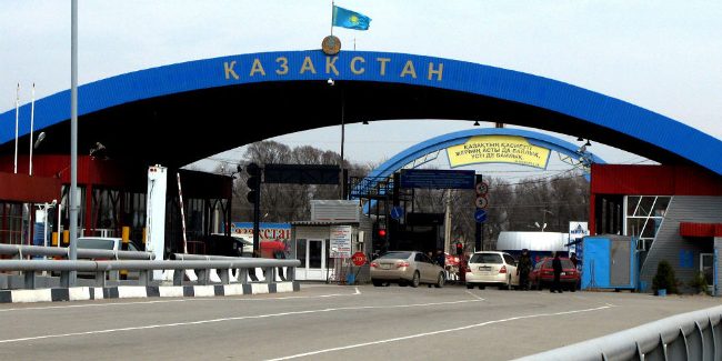 «в два часа дня мне, голодному и невыспавшемуся, выдали справку, которая называется «уведомление о непропуске на выезд через государственную границу республики казахстан»