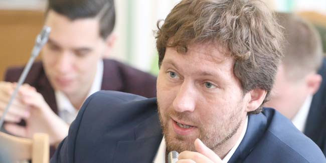 Депутат петренко подсчитал, что омичам придется ежемесячно тратить 1600 рублей на маски только для проезда в транспорте