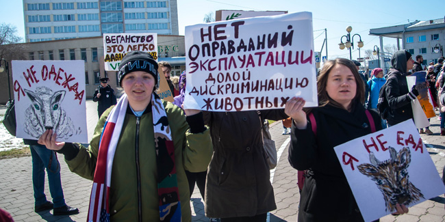 На Монстрации в Омске появились политические и зоозащитные лозунги