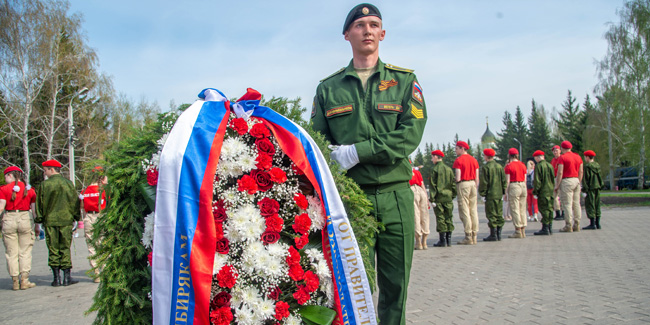 Омские сироты войны и политики возложили цветы к мемориалам в Парке Победы