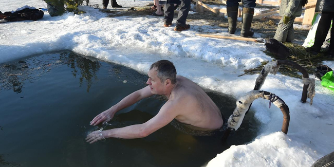 У крещенских купелей в Омске собралась толпа из желающих окунуться или начерпать освящённой воды
