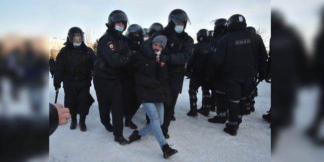 В центре Омска на шествии в поддержку НАВАЛЬНОГО задержали два десятка человек