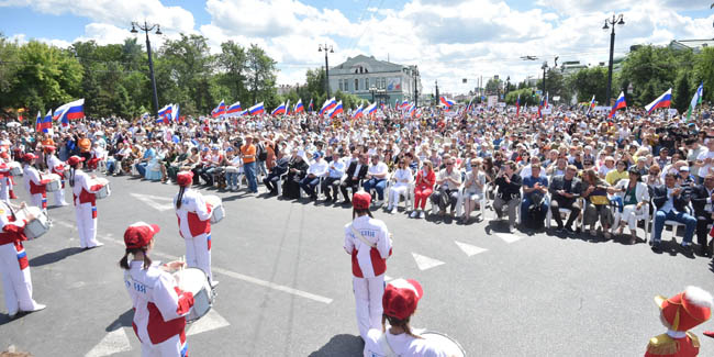 В честь Дня России в Омске прошли этническое шествие, спортивные состязания и военная выставка