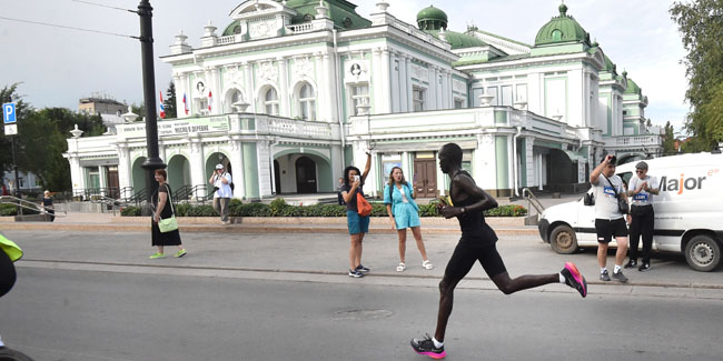 Победителями юбилейного 35-го марафона в Омске стали иностранец и россиянка
