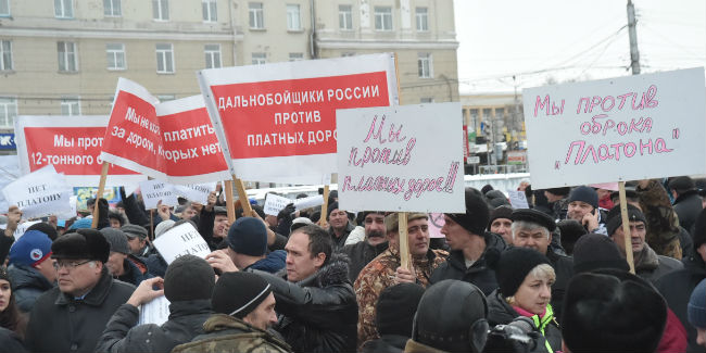 В омске дальнобойщики вышли на площадь. Пока пешком