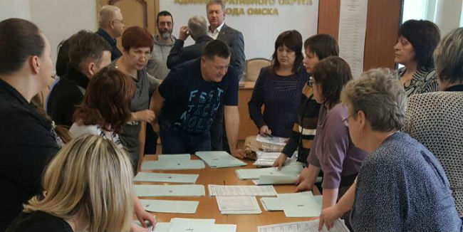 В Омске на избирательном участке обнаружили ошибку при подсчёте бюллетеней