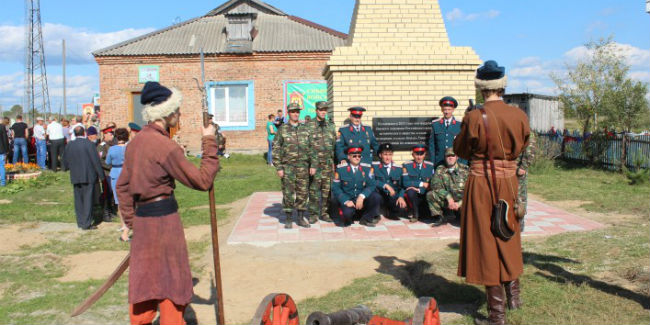 В Омской области установили памятник сибирским казакам-первопроходцам и атаману Ермаку