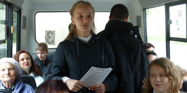 В омских автобусах школьники читают стихи пассажирам