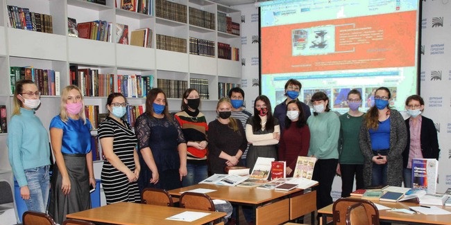 «на средства омичей построены и переданы в действующую армию 5 бронепоездов, 2 поезда-бани, танки и самолеты»