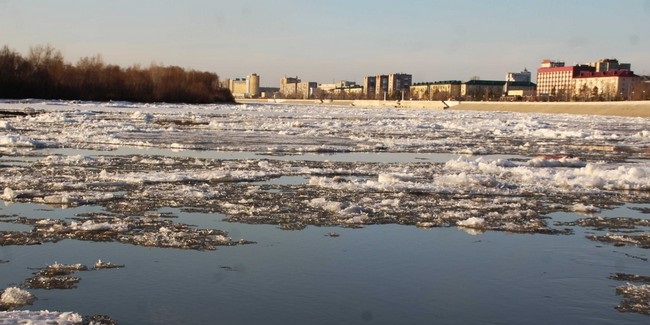 По Иртышу идет лед: в Омске начался необычный ледоход