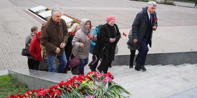 Российские немцы, проживающие в Омской области, возложили цветы к подножью памятника труженикам тыла