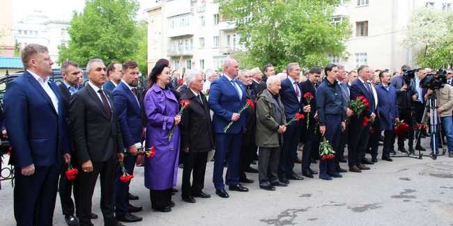 В Омске в годовщину кончины Владимира ВАРНАВСКОГО установили мемориальную доску
