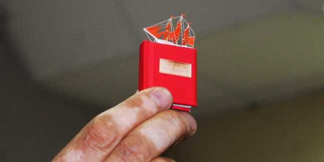 В Омске презентовали миниатюрную книгу «Алые паруса»