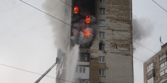 Пожар в 14-этажном доме в Омске мог возникнуть из-за велосипедного аккумулятора