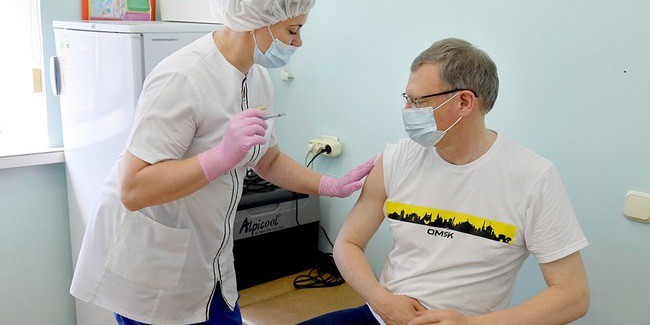 Губернатор Омской области уверяет, что каждый омич может получить медицинскую помощь