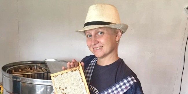 Мария АЙТНАМАТОВА: «Когда в Любинском районе был мор пчел, сделали анализ в Москве. Оказалось, там намешано столько препаратов, что москвичи позвонили пчеловоду с вопросом: жива ли деревня?»