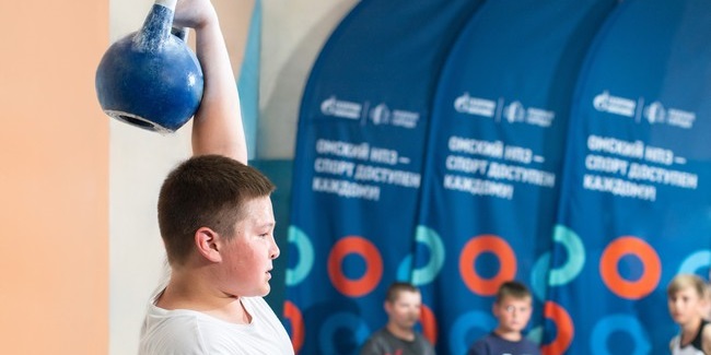 Омский НПЗ передал современный спортивный инвентарь для турнира по гиревому спорту