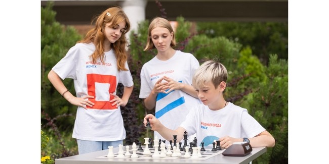 Новые столы для игры в шахматы появились у омских спортсменов благодаря ОНПЗ