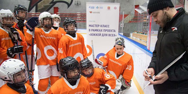 Омские звезды хоккея провели мастер-класс для школьников