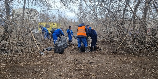 Специалисты омского водоканала убрали улицу Булатова