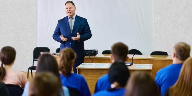 Генеральный директор завода «Омский каучук» провел встречу с молодежным активом предприятия