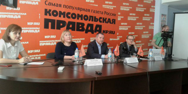 Расин дарит омским чиновникам палки для скандинавской ходьбы