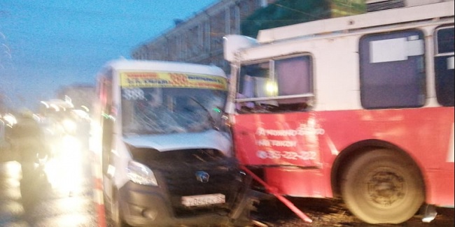 В центре Омска ранним утром столкнулись троллейбус и маршрутка: травмировано семь пассажиров
