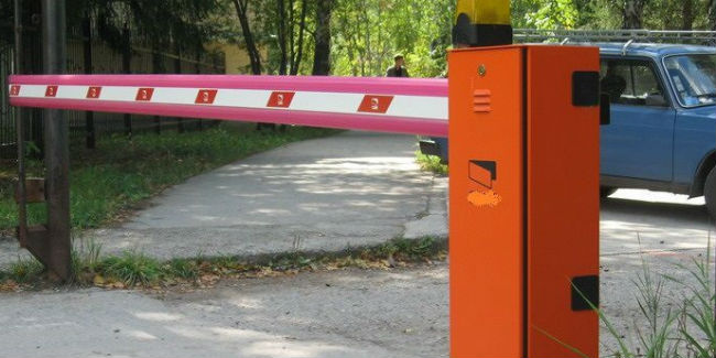 В омске начали штрафовать за установку шлагбаумов у домов