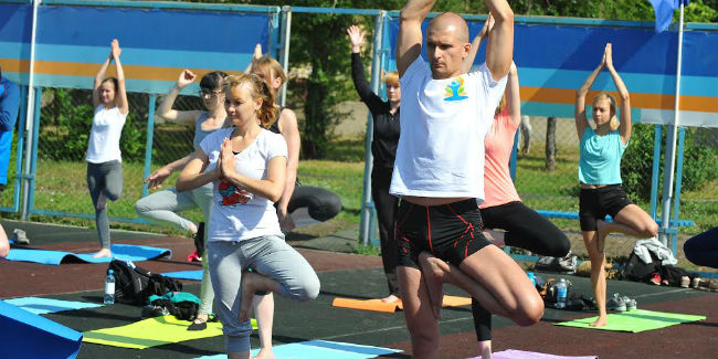3 июня в омске начинается сезон парковой йоги и фитнеса