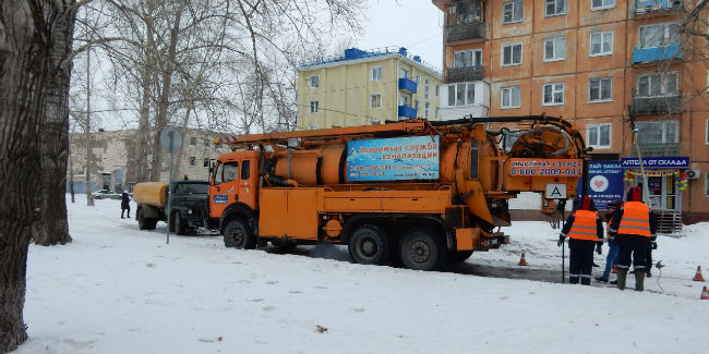 В Омск ввели ограниченный контингент чистильщиков из Новосибирска