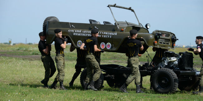 За выходные военные успели разобрать уаз и провести «танковый бой»
