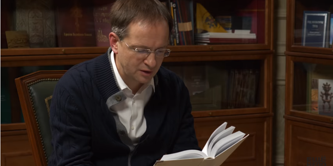 Мединского уговорили погадать на книге стихов омского музыканта летова