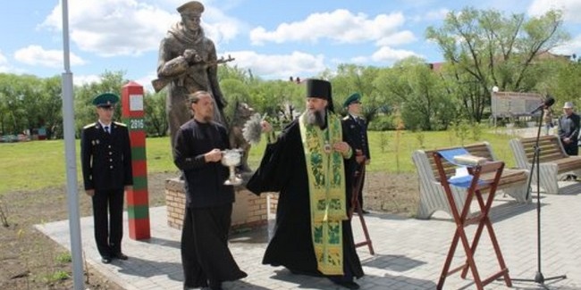 В омской области освятили памятник пограничнику с собакой