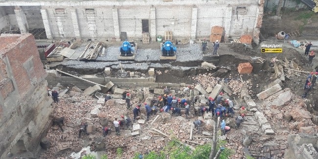 В новосибирске на строителей обрушилась стена здания: есть погибшие