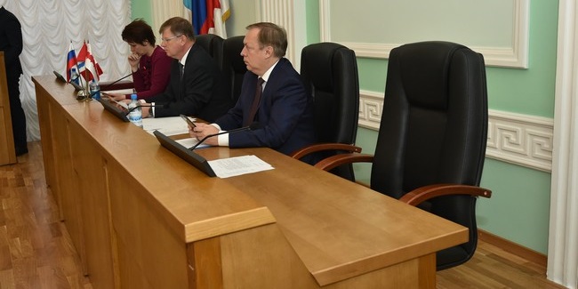 Вице-спикера омского горсовета ткачука лишили депутатских полномочий в его отсутствие