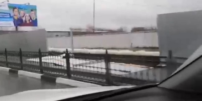 Вдоль дороги из омского аэропорта рухнул забор, за который город заплатил 5,3 миллиона рублей