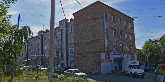 Омская предпринимательница закончила торговлю в 4-этажной пристройке к жилому дому лишь после 10 наказаний