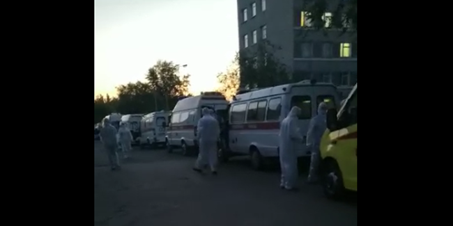 Караван «скорых» – теперь и в омске: вереницу из 13 экипажей запечатлели у больницы для пациентов с коронавирусом