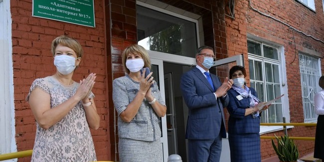 Мэр ФАДИНА посетила линейку в самой переполненной школе Омска, губернатор БУРКОВ – в интернате для детей-инвалидов