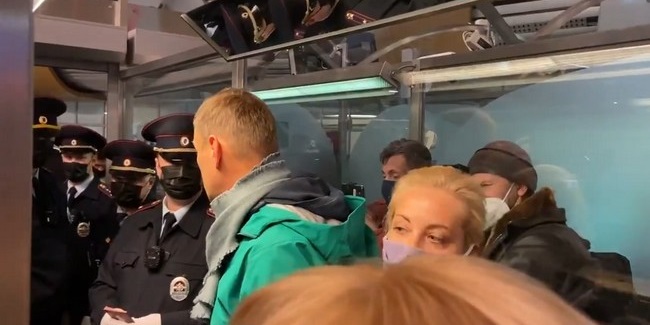 Оппозиционер НАВАЛЬНЫЙ вернулся в Россию и был задержан в аэропорту
