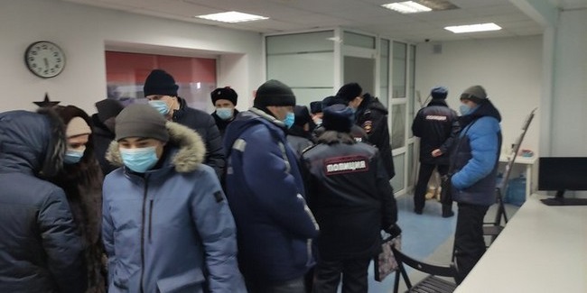 В штаб НАВАЛЬНОГО в Омске прибыло около десятка полицейских