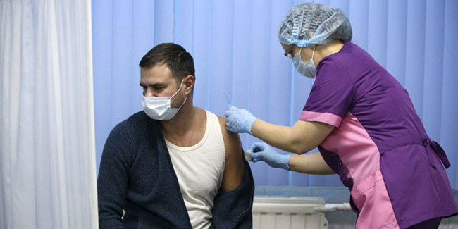В Омской области привитых от коронавируса больше, чем официально переболевших (итоги суток)