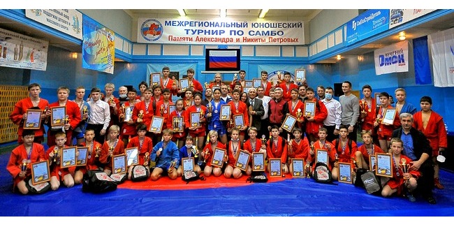 На юбилейный турнир памяти трагически погибшей на Алтае семьи Петровых в Омск съедутся 2200 юных самбистов
