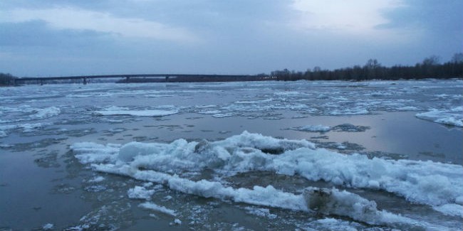 В Омске унесло на льдине по Иртышу женщину, при странных обстоятельствах упавшую с моста