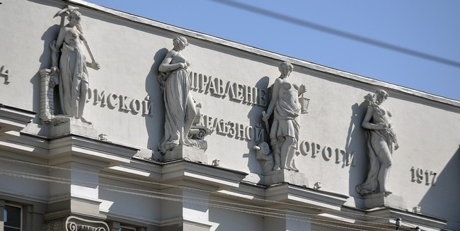 Никто не пожелал вернуть утраченные пальцы богиням на фасаде вуза в омске