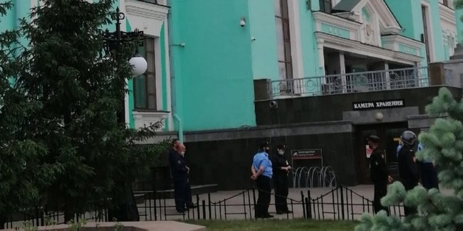 Неизвестные сообщили о минировании железнодорожного вокзала в омске