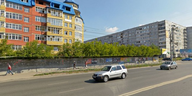 Омский барбершоп накажут на нецензурную рекламу на заборе около музея