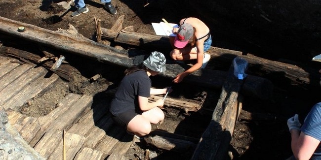 Во время реконструкции КДЦ на севере Омской области археологи нашли старинную утварь